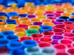 Bouchons de bouteilles plastiques utilis&eacute;s par Glasdon pour fabriquer le mat&eacute;riau recycl&eacute; Enviropol
